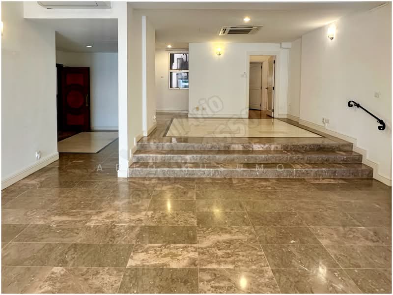 Leonie Condotel, 2 Leonie Hill Road, 4 Bedrooms, 2,715 sqft, Condominium For Rent, by Ario Kusumo, 500139559 - Living Room & Main Entrance - PropertyGuru.com.sg