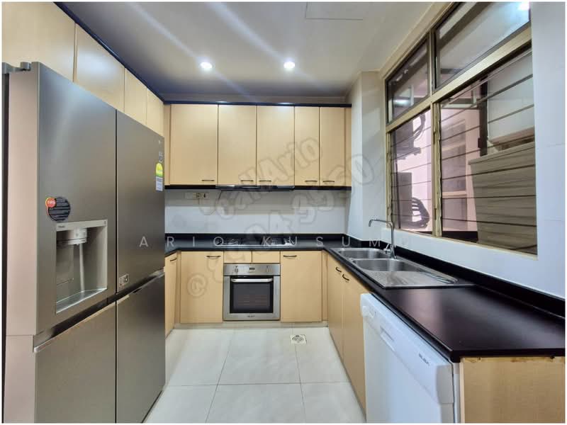 Leonie Condotel, 2 Leonie Hill Road, 4 Bedrooms, 2,715 sqft, Condominium For Rent, by Ario Kusumo, 500139559 - Kitchen - PropertyGuru.com.sg