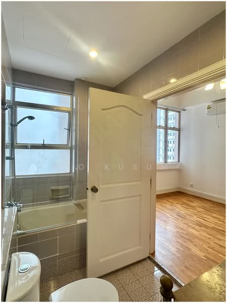 Leonie Condotel, 2 Leonie Hill Road, 4 Bedrooms, 2,715 sqft, Condominium For Rent, by Ario Kusumo, 500139559 - Junior Master Bathroom - PropertyGuru.com.sg