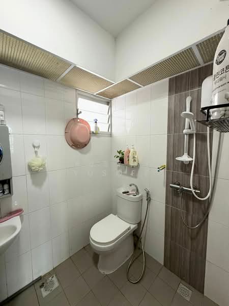 574A Woodlands Drive 16, 574A Woodlands Drive 16, 2 Bedrooms, 731 sqft, HDB Flat For Sale, by Rusydi Yusoff, 500139564 - Bathroom - PropertyGuru.com.sg