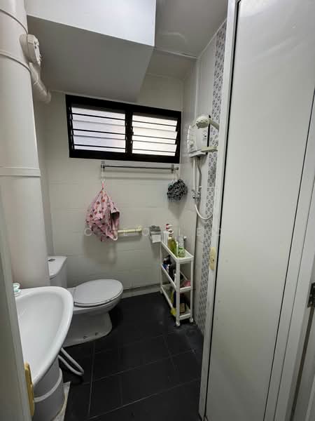 331 Ang Mo Kio Avenue 1, 331 Ang Mo Kio Avenue 1, 2 Bedrooms, 732 sqft, HDB Flat For Rent, by CLeo Leo, 500139579 - Bathroom - PropertyGuru.com.sg