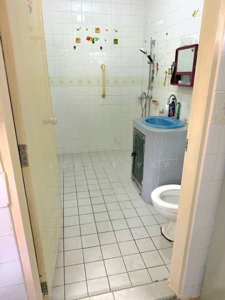 791 Choa Chu Kang North 6, 791 Choa Chu Kang North 6, 3 Bedrooms, 1,162 sqft, HDB Flat For Sale, by Leslie Yap, 500139660 - Bathroom - PropertyGuru.com.sg