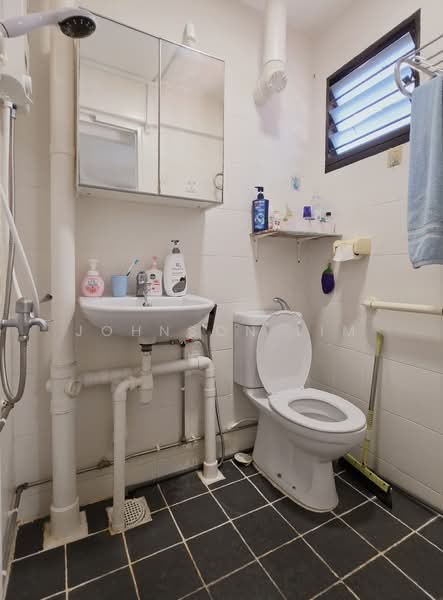 333 Ang Mo Kio Avenue 1, 333 Ang Mo Kio Avenue 1, 2 Bedrooms, 732 sqft, HDB Flat For Rent, by Johnson Lim, 500139678 - Bathroom - PropertyGuru.com.sg