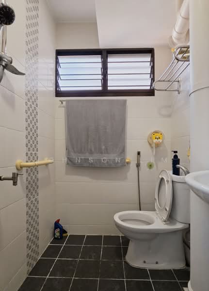 333 Ang Mo Kio Avenue 1, 333 Ang Mo Kio Avenue 1, 2 Bedrooms, 732 sqft, HDB Flat For Rent, by Johnson Lim, 500139678 - Bathroom - PropertyGuru.com.sg