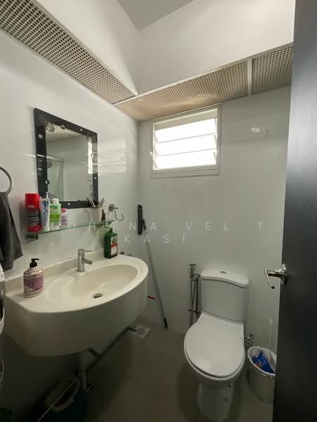 668A Edgefield Plains, 668A Edgefield Plains, 3 Bedrooms, 1,001 sqft, HDB Flat For Sale, by Mohana Vel T Kasi, 500139716 - Master Bathroom - PropertyGuru.com.sg
