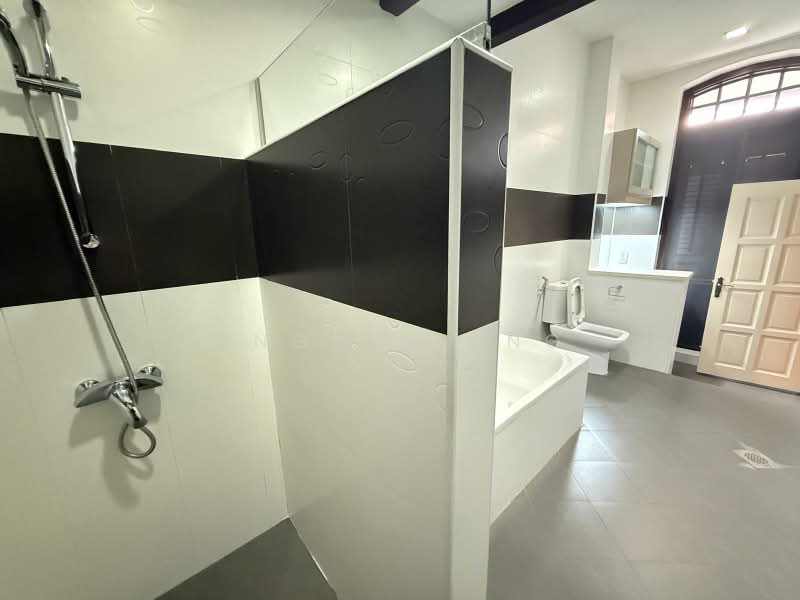 Emerald Hill Conservation Area, Saunders Road, 3 Bedrooms, 4,100 sqft, Conservation House For Rent, by Angela Ang, 500139741 - Bathroom - PropertyGuru.com.sg