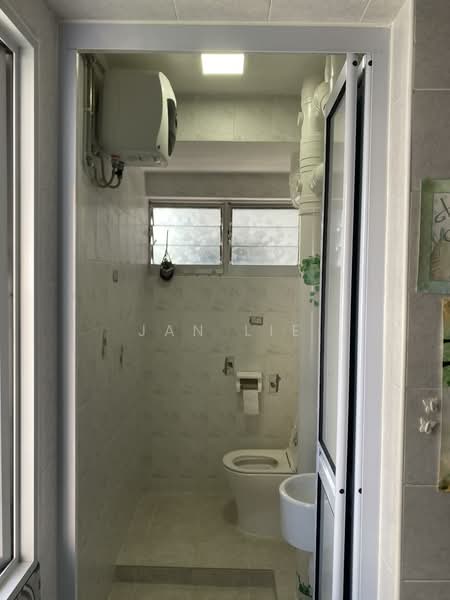 161 Tampines Street 12, 161 Tampines Street 12, 2 Bedrooms, 797 sqft, HDB Flat For Sale, by Jan Lie, 500139753 - Bathroom - PropertyGuru.com.sg