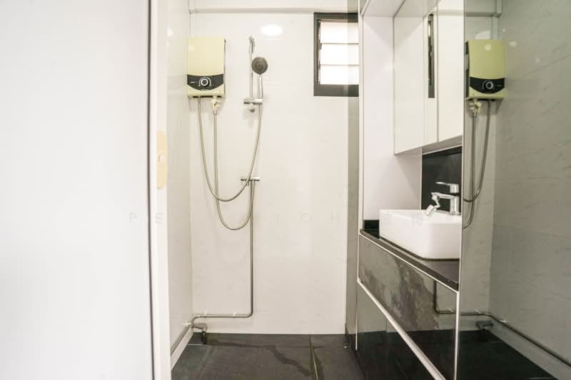 264 Waterloo Street, 264 Waterloo Street, 2 Bedrooms, 645 sqft, HDB Flat For Sale, by Peter Loh 彼得, 500139767 - Bathroom - PropertyGuru.com.sg
