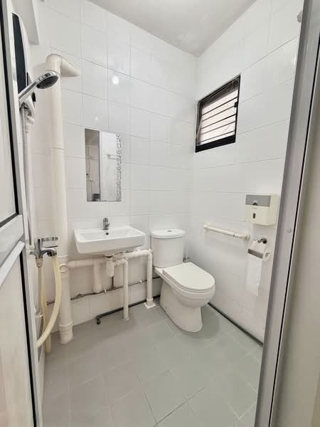 182 Ang Mo Kio Avenue 5, 182 Ang Mo Kio Avenue 5, 2 Bedrooms, 731 sqft, HDB Flat For Sale, by Regina Huang, 500139769 - Master Bathroom - PropertyGuru.com.sg
