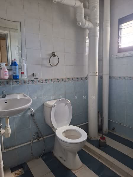 614 Senja Road, 614 Senja Road, 3 Bedrooms, 1,195 sqft, HDB Flat For Rent, by Eddy Ang, 500139777 - Bathroom - PropertyGuru.com.sg