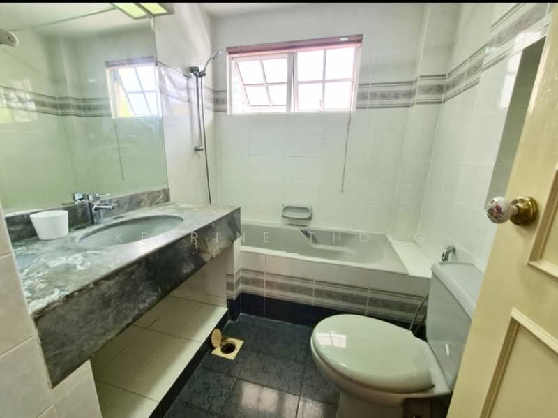 Affordable and Spacious Rooms in Kovan Landed! Short walk to Kovan MRT, Kovan Road, Room Rental, 110 sqft, Terraced House For Rent, by Kerrine Thong, 500139815 - Bathroom - PropertyGuru.com.sg
