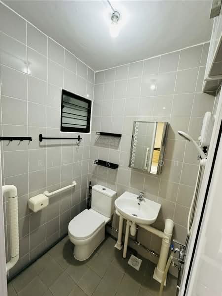 720 Ang Mo Kio Avenue 6, 720 Ang Mo Kio Avenue 6, 2 Bedrooms, 731 sqft, HDB Flat For Rent, by Richard Poh, 500139821 - Bathroom - PropertyGuru.com.sg