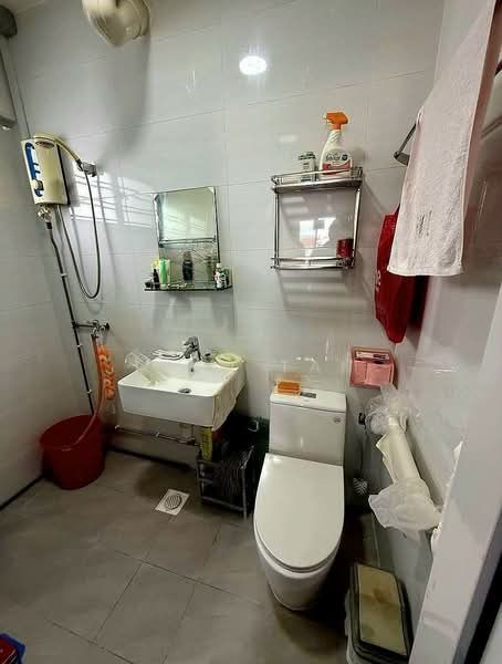 325 Yishun Central, 325 Yishun Central, 3 Bedrooms, 1,528 sqft, HDB Flat For Sale, by Ivan Tan, 500139837 - Master Bathroom - PropertyGuru.com.sg
