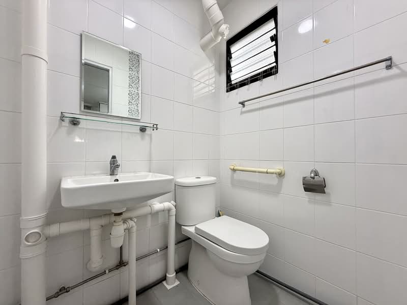182 Ang Mo Kio Avenue 5, 182 Ang Mo Kio Avenue 5, 2 Bedrooms, 732 sqft, HDB Flat For Sale, by Sherilyn Tan, 500139846 - Bathroom - PropertyGuru.com.sg