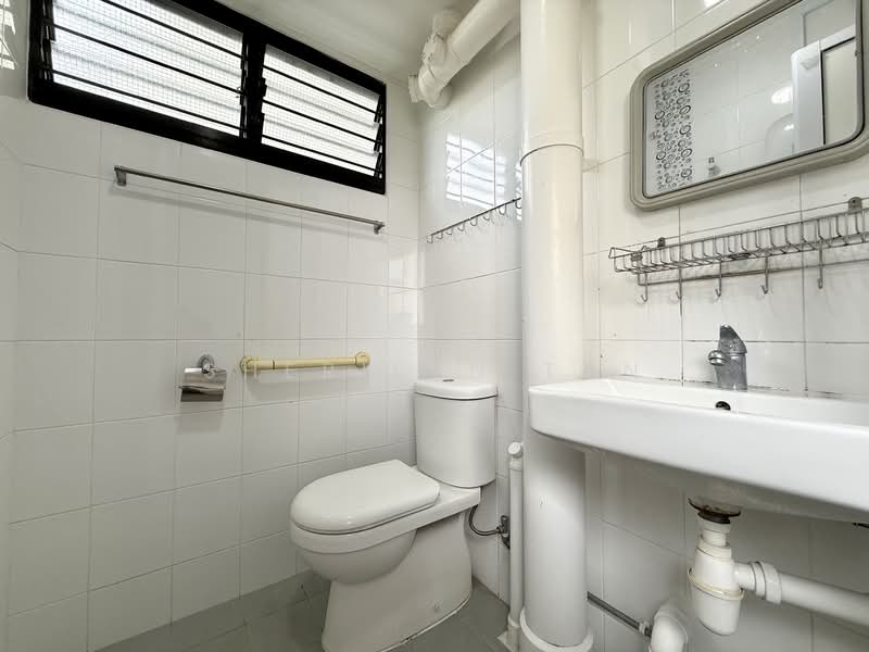 182 Ang Mo Kio Avenue 5, 182 Ang Mo Kio Avenue 5, 2 Bedrooms, 732 sqft, HDB Flat For Sale, by Sherilyn Tan, 500139846 - Bathroom - PropertyGuru.com.sg