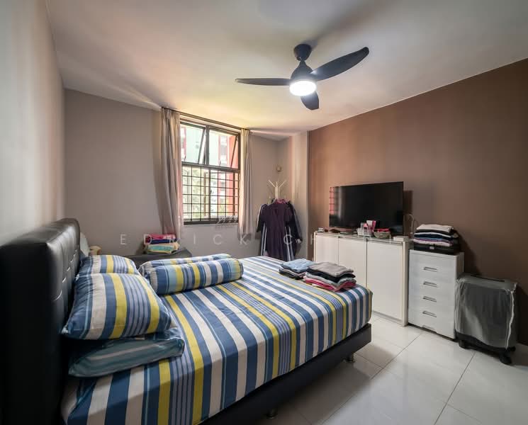 340A Sembawang Close, 340A Sembawang Close, 3 Bedrooms, 1,012 sqft, HDB Flat For Sale, by Edrick Chooi, 500139861 - Master Bedroom - PropertyGuru.com.sg
