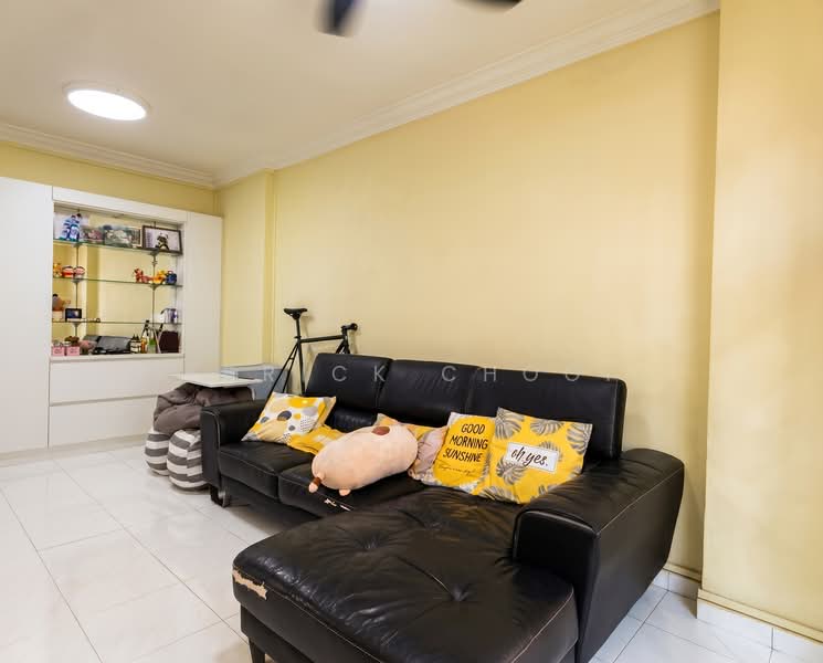 340A Sembawang Close, 340A Sembawang Close, 3 Bedrooms, 1,012 sqft, HDB Flat For Sale, by Edrick Chooi, 500139861 - Living Room - PropertyGuru.com.sg