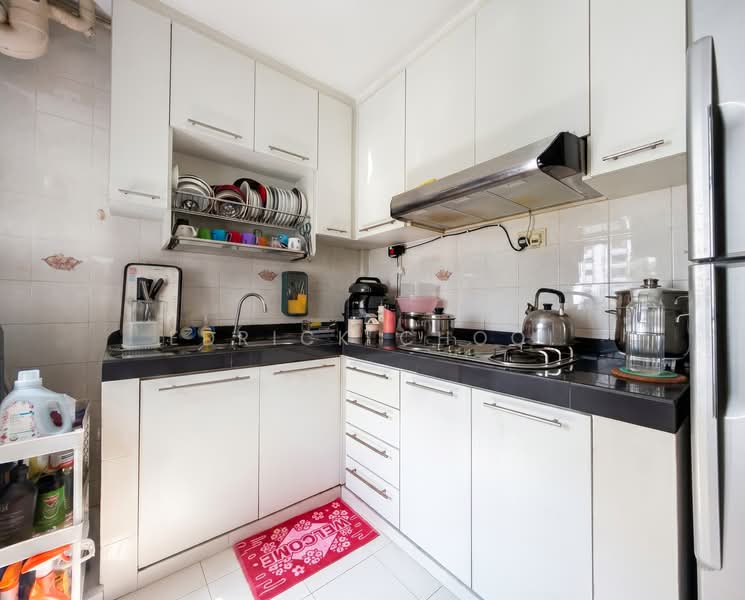 340A Sembawang Close, 340A Sembawang Close, 3 Bedrooms, 1,012 sqft, HDB Flat For Sale, by Edrick Chooi, 500139861 - Kitchen - PropertyGuru.com.sg