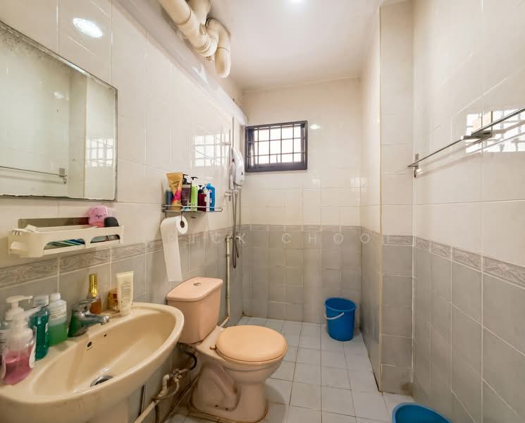 340A Sembawang Close, 340A Sembawang Close, 3 Bedrooms, 1,012 sqft, HDB Flat For Sale, by Edrick Chooi, 500139861 - Bathroom - PropertyGuru.com.sg
