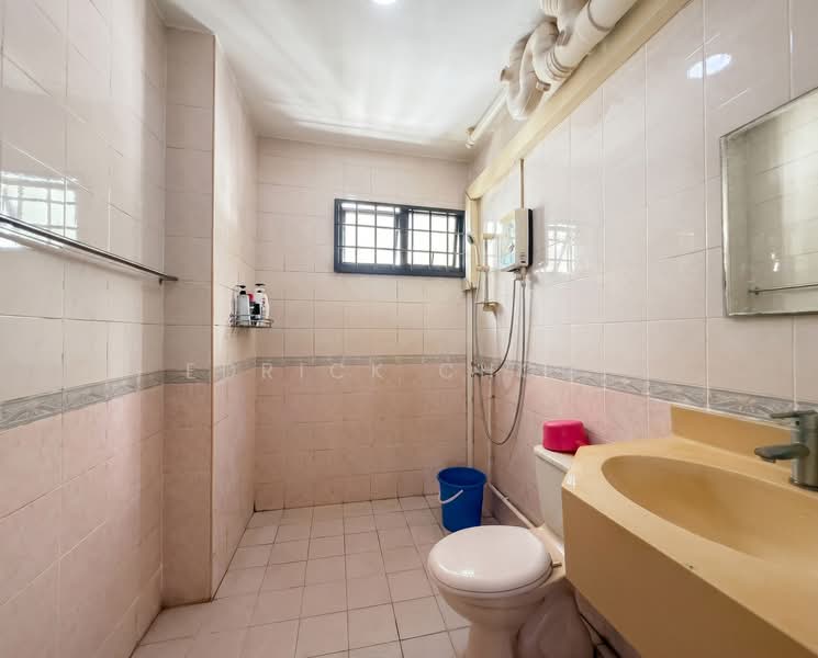 340A Sembawang Close, 340A Sembawang Close, 3 Bedrooms, 1,012 sqft, HDB Flat For Sale, by Edrick Chooi, 500139861 - Master Bathroom - PropertyGuru.com.sg