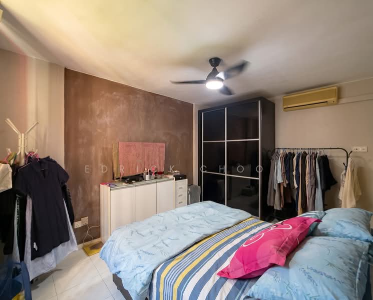 340A Sembawang Close, 340A Sembawang Close, 3 Bedrooms, 1,012 sqft, HDB Flat For Sale, by Edrick Chooi, 500139861 - Master Bedroom - PropertyGuru.com.sg