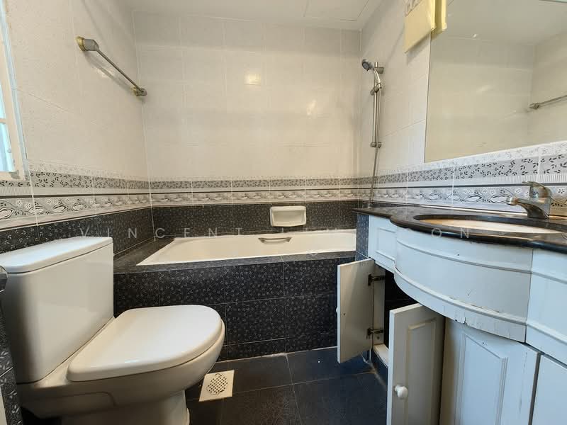 Royal Palm Mansions, 330 Pasir Panjang Road, 3 Bedrooms, 1,238 sqft, Condominium For Rent, by Vincent Lim Boon Seng, 500139884 - Master Bedroom Ensuite - PropertyGuru.com.sg