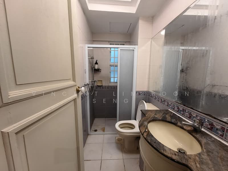 Royal Palm Mansions, 330 Pasir Panjang Road, 3 Bedrooms, 1,238 sqft, Condominium For Rent, by Vincent Lim Boon Seng, 500139884 - Bathroom - PropertyGuru.com.sg