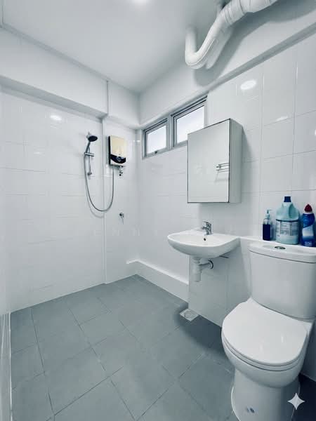 142 Bukit Batok Street 11, 142 Bukit Batok Street 11, 3 Bedrooms, 1,615 sqft, HDB Flat For Sale, by Lenny C V, 500139927 - Bathroom - PropertyGuru.com.sg
