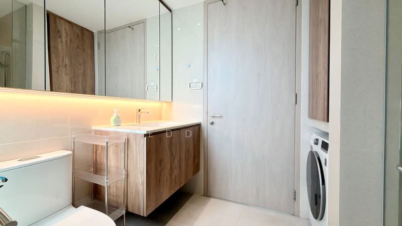 J Gateway, 2 Gateway Drive, 1 Bedroom, 517 sqft, Condominium For Rent, by Freddie Xu, 500139932 - Bathroom - PropertyGuru.com.sg