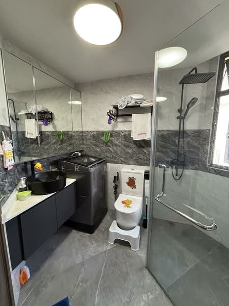 Palm Isles, 34 Flora Drive, 2 Bedrooms, 786 sqft, Condominium For Sale, by Jerome Lim, 500139939 - Bathroom - PropertyGuru.com.sg