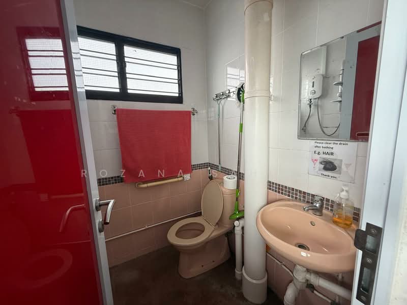 Block 608 Bedok Reservoir Road, , 3 Bedrooms, 979 sqft, HDB Flat For Sale, by Rozana Sahlan, 500139943 - Bathroom - PropertyGuru.com.sg