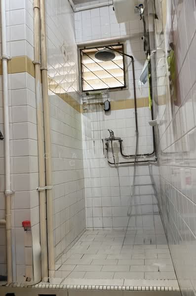 656 Hougang Avenue 8, 656 Hougang Avenue 8, Room Rental, 120 sqft, HDB Flat For Rent, by Clarissa Choh, 500139971 - Bathroom - PropertyGuru.com.sg