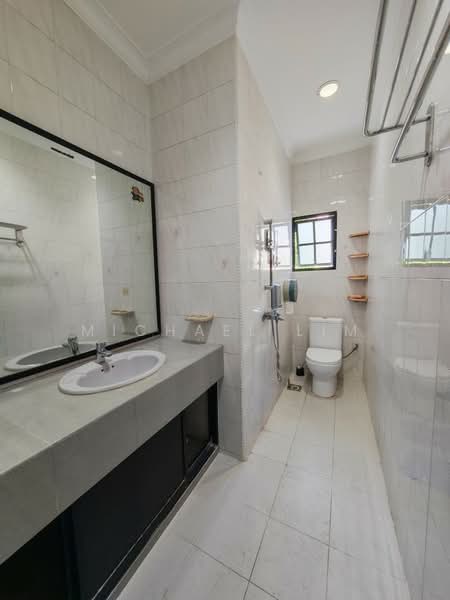 Super Cheap Inter Terrace Renovated For Rent, , 4 Bedrooms, 2,350 sqft, Terraced House For Rent, by Michael Lim, 500139976 - Common Bathroom - PropertyGuru.com.sg