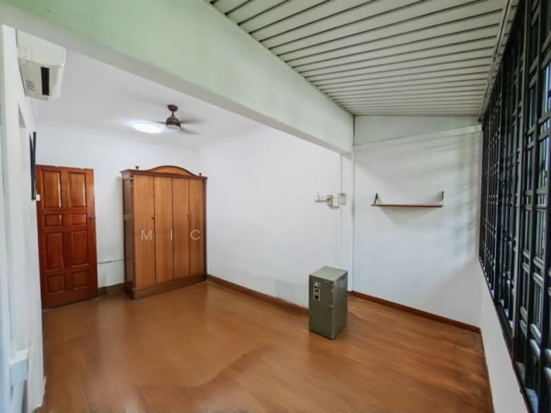 Super Cheap Inter Terrace Renovated For Rent, , 4 Bedrooms, 2,350 sqft, Terraced House For Rent, by Michael Lim, 500139976 - Master Bedroom - PropertyGuru.com.sg