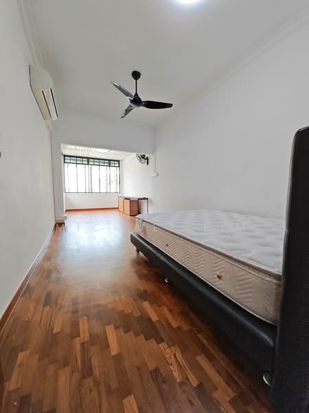 Super Cheap Inter Terrace Renovated For Rent, , 5 Bedrooms, 2,350 sqft, Terraced House For Rent, by Michael Lim, 500139976 - Bedroom 3 - PropertyGuru.com.sg