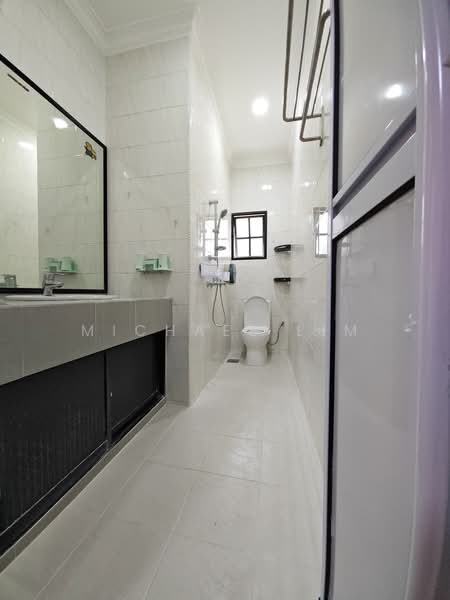 Super Cheap Inter Terrace Renovated For Rent, , 5 Bedrooms, 2,350 sqft, Terraced House For Rent, by Michael Lim, 500139976 - Level 2 Common Bathroom - PropertyGuru.com.sg