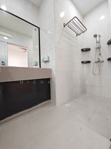 Super Cheap Inter Terrace Renovated For Rent, , 5 Bedrooms, 2,350 sqft, Terraced House For Rent, by Michael Lim, 500139976 - Master Bathroom - PropertyGuru.com.sg