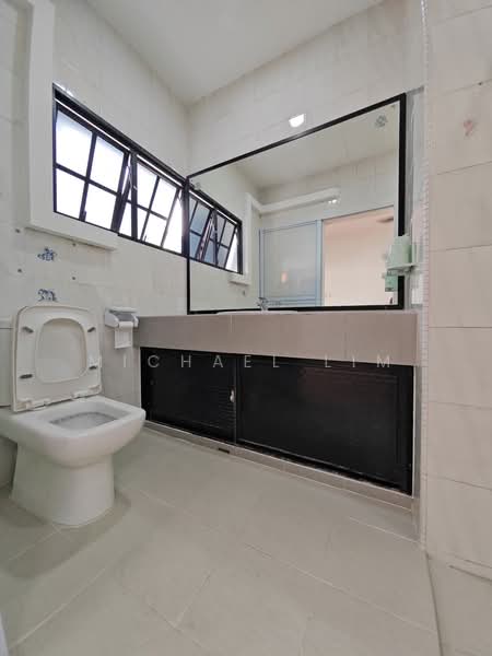Super Cheap Inter Terrace Renovated For Rent, , 5 Bedrooms, 2,350 sqft, Terraced House For Rent, by Michael Lim, 500139976 - Master Bathroom - PropertyGuru.com.sg