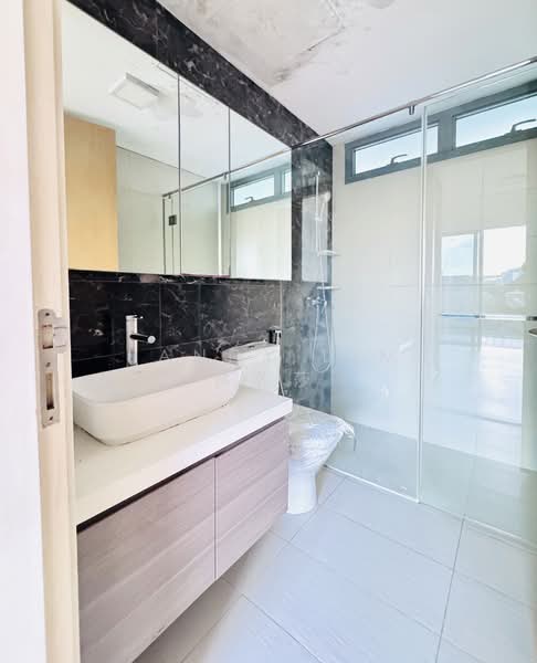 Skies Miltonia, 3 Miltonia Close, 3 Bedrooms, 1,173 sqft, Condominium For Sale, by Sandy Lim 林莎莎, 500139989 - Master Bathroom - PropertyGuru.com.sg