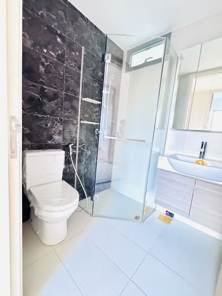 Skies Miltonia, 3 Miltonia Close, 3 Bedrooms, 1,173 sqft, Condominium For Sale, by Sandy Lim 林莎莎, 500139989 - Bathroom 2 - PropertyGuru.com.sg