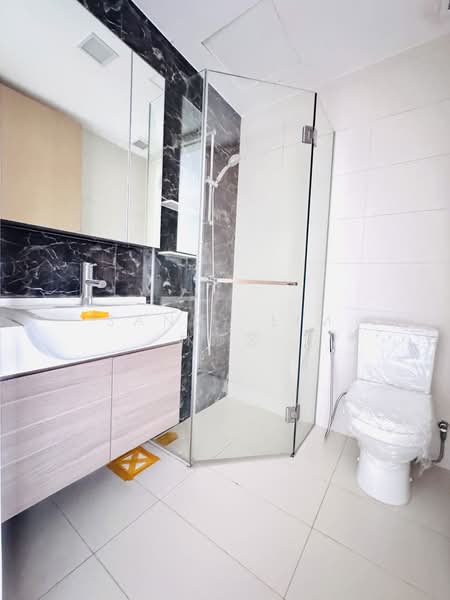Skies Miltonia, 3 Miltonia Close, 3 Bedrooms, 1,173 sqft, Condominium For Sale, by Sandy Lim 林莎莎, 500139989 - Bathroom 3 - PropertyGuru.com.sg