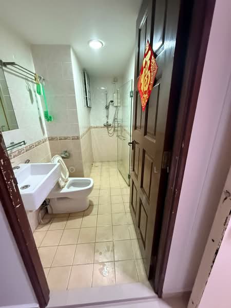 48 Strathmore Avenue, 48 Strathmore Avenue, 3 Bedrooms, 969 sqft, HDB Flat For Rent, by Joanne Li, 500140049 - Bathroom - PropertyGuru.com.sg