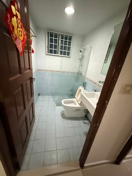 48 Strathmore Avenue, 48 Strathmore Avenue, 3 Bedrooms, 969 sqft, HDB Flat For Rent, by Joanne Li, 500140049 - Bathroom - PropertyGuru.com.sg