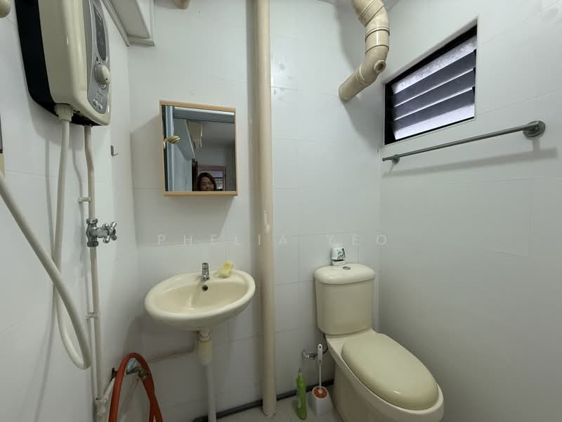 223 Ang Mo Kio Avenue 1, 223 Ang Mo Kio Avenue 1, 2 Bedrooms, 721 sqft, HDB Flat For Sale, by Phelia Yeo, 500140073 - Bathroom - PropertyGuru.com.sg
