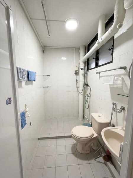 274 Toh Guan Road, 274 Toh Guan Road, 3 Bedrooms, 1,087 sqft, HDB Flat For Rent, by Anthony Lee, 500140102 - Bathroom - PropertyGuru.com.sg