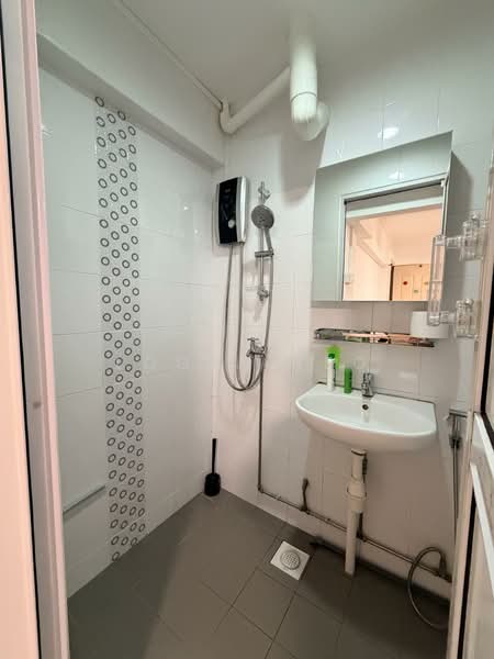 271 Bukit Batok East Avenue 4, 271 Bukit Batok East Avenue 4, Room Rental, 150 sqft, HDB Flat For Rent, by Logen Teo, 500140170 - Bathroom - PropertyGuru.com.sg