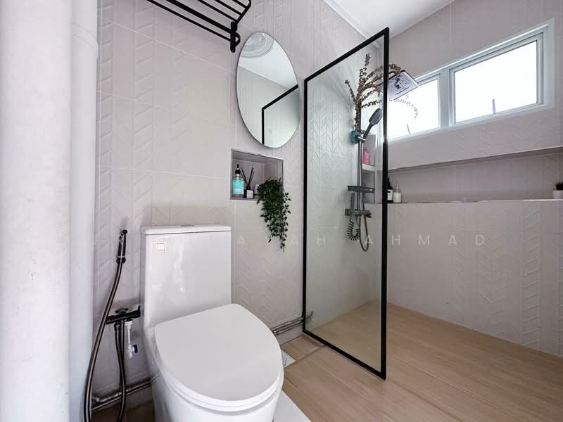 135 Pasir Ris Street 11, 135 Pasir Ris Street 11, 4 Bedrooms, 1,582 sqft, HDB Flat For Sale, by Nur Hidayah Ahmad, 500140181 - Renovated Bathroom - PropertyGuru.com.sg