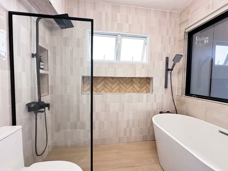 135 Pasir Ris Street 11, 135 Pasir Ris Street 11, 4 Bedrooms, 1,582 sqft, HDB Flat For Sale, by Nur Hidayah Ahmad, 500140181 - Master Bath with Bathtub! - PropertyGuru.com.sg