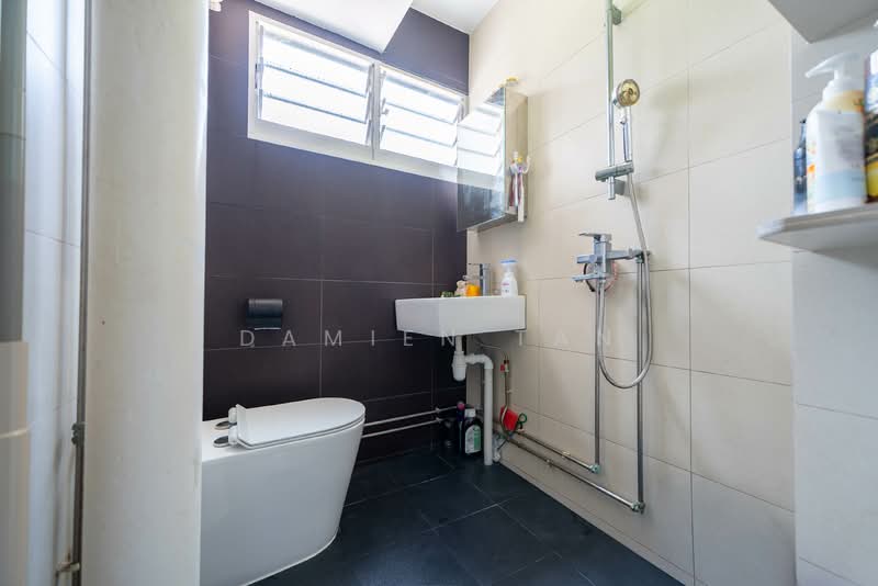 422 Bedok North Road, 422 Bedok North Road, 3 Bedrooms, 990 sqft, HDB Flat For Sale, by Damien Tan, 500140219 - Bathroom - PropertyGuru.com.sg
