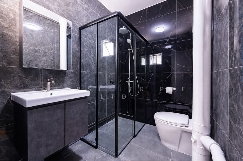 405 Jurong West Street 42, 405 Jurong West Street 42, 3 Bedrooms, 1,690 sqft, HDB Flat For Sale, by Warren Chan, 500140223 - Bathroom - PropertyGuru.com.sg